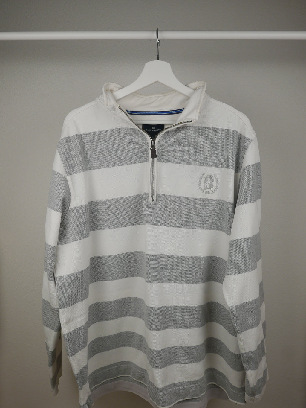 grau weißer Sweater