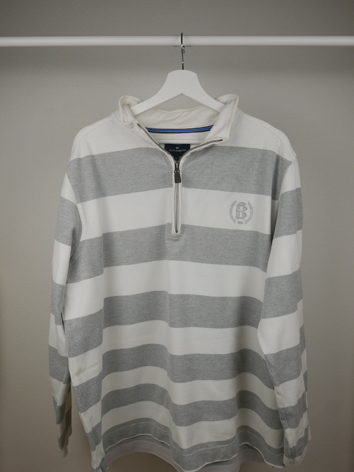 grau weißer Sweater