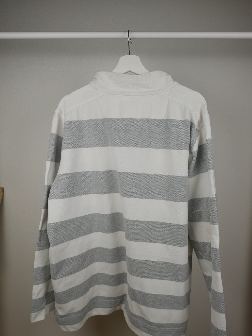 grau weißer Sweater