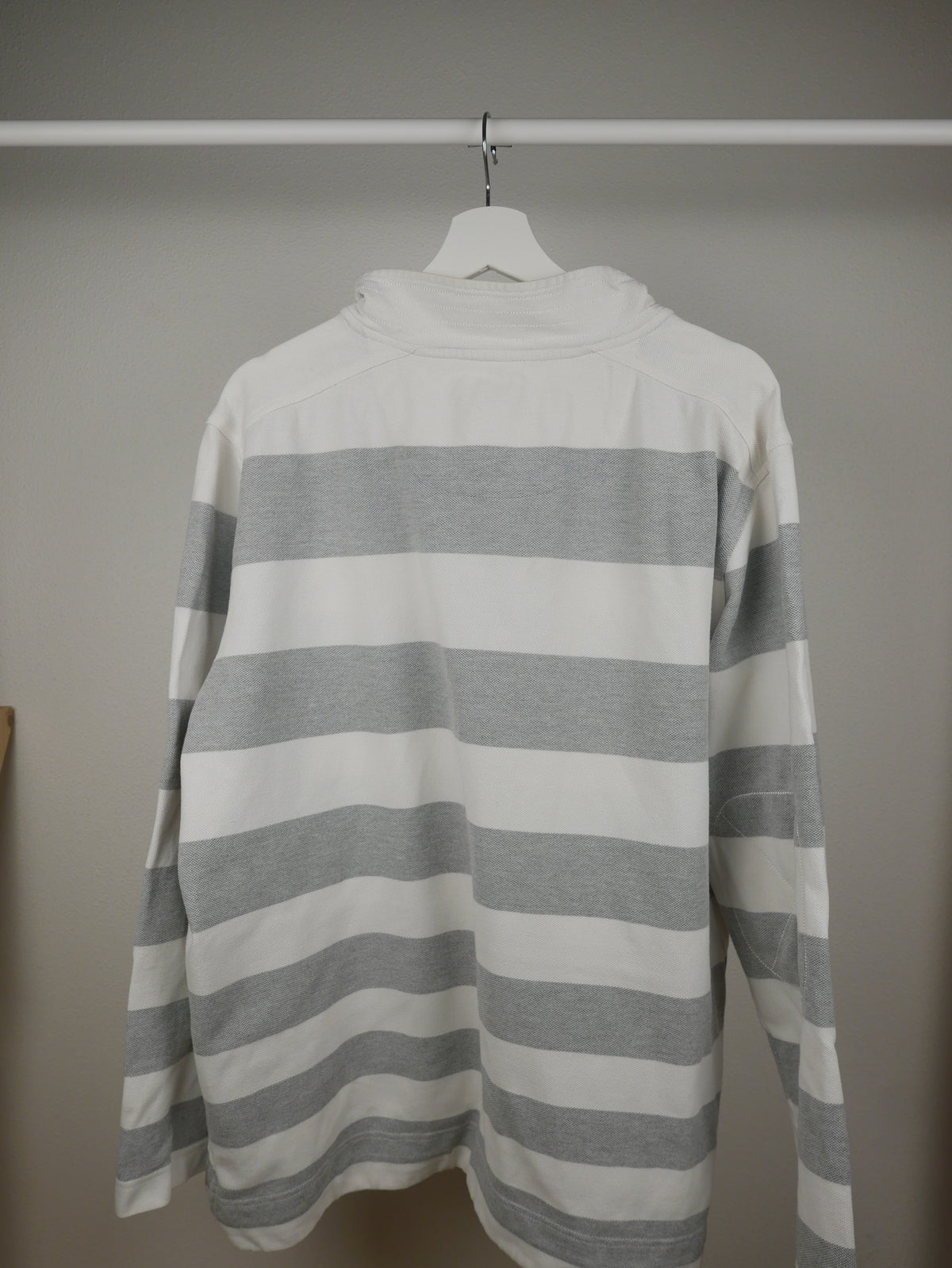 grau weißer Sweater