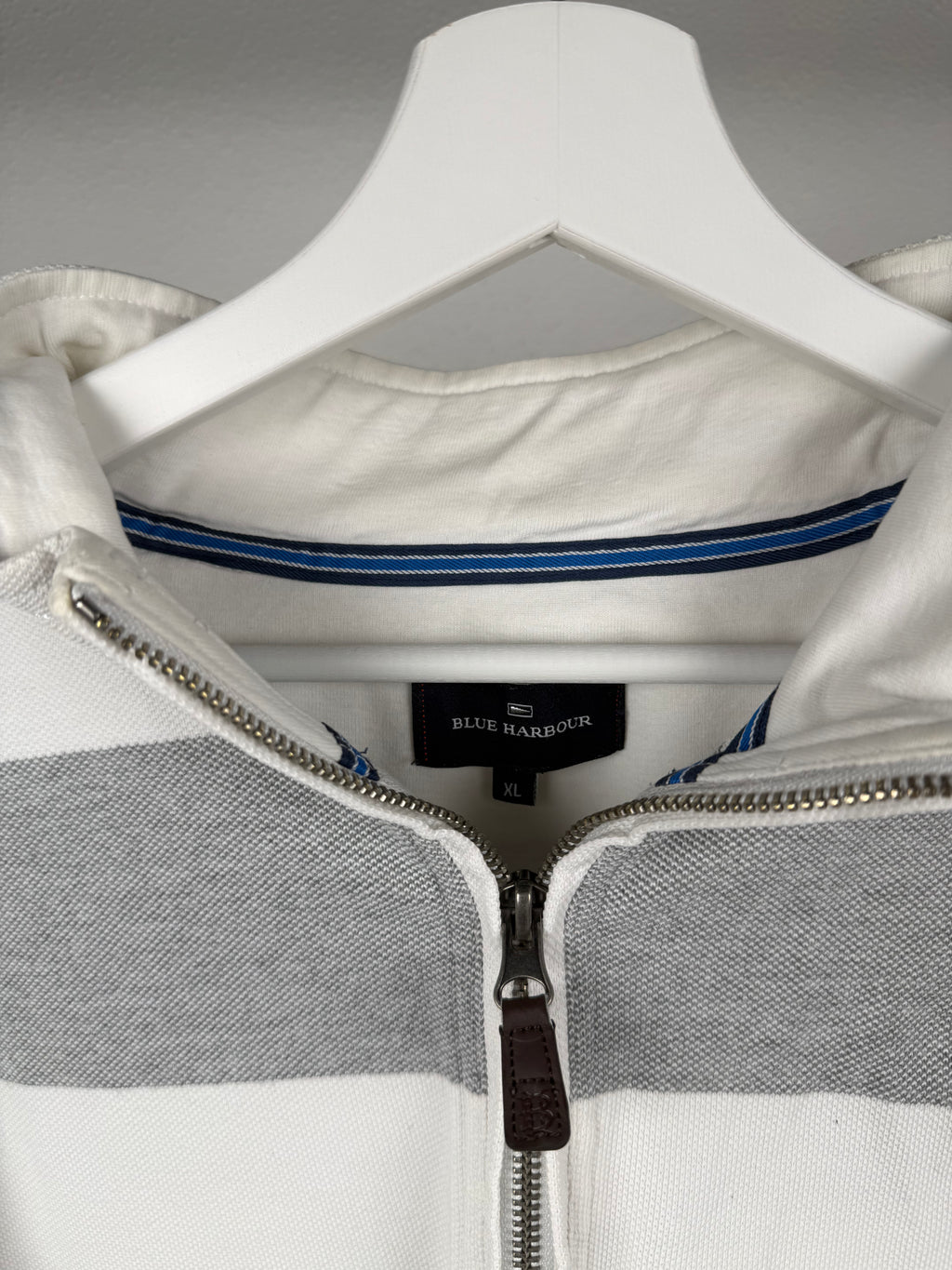 grau weißer Sweater